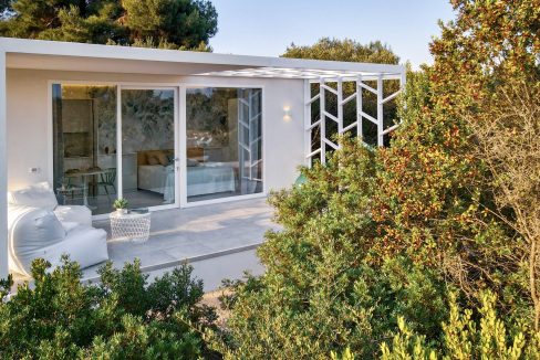 Le ampie vetrate della casa mobile luxury consentono il contatto visivo con la natura