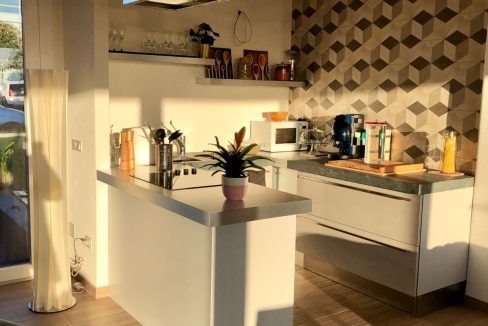 Una grande casa prefabbricata in stile contemporaneo per non rinunciare allo spazio