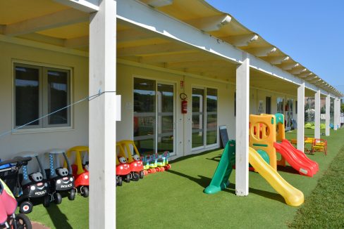 Miniclub prefabbricato realizzato in un&rsquo;area ricreativa per bambini in un villaggio turistico