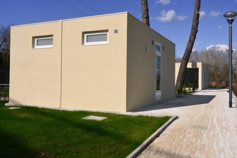 Gli spogliatoi prefabbricati mobili si integrano perfettamente con le strutture sportive